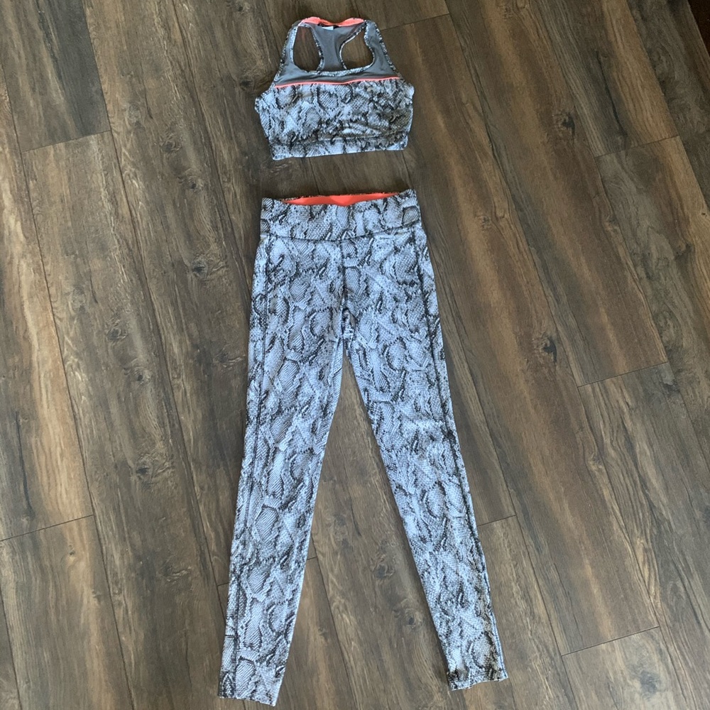 F&F snakeskin sports set , (bra n  leggings)